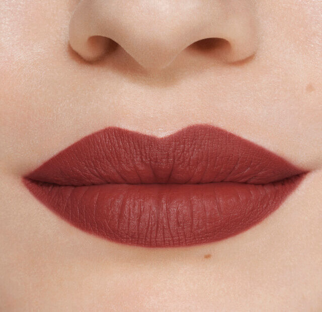 122R BERRY MURMUR swatch on lips