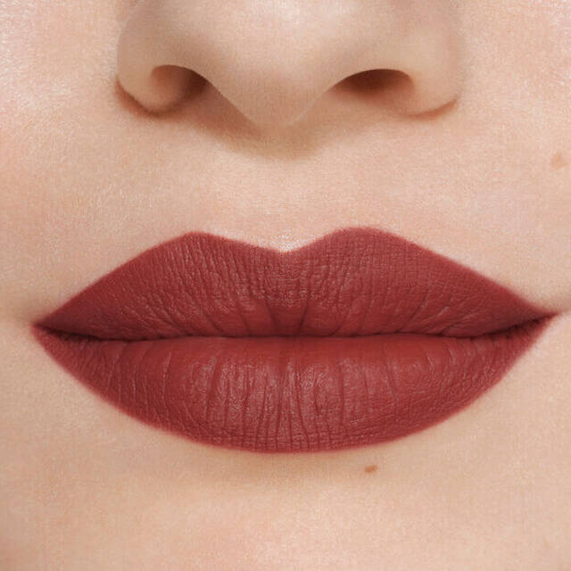122R BERRY MURMUR swatch on lips