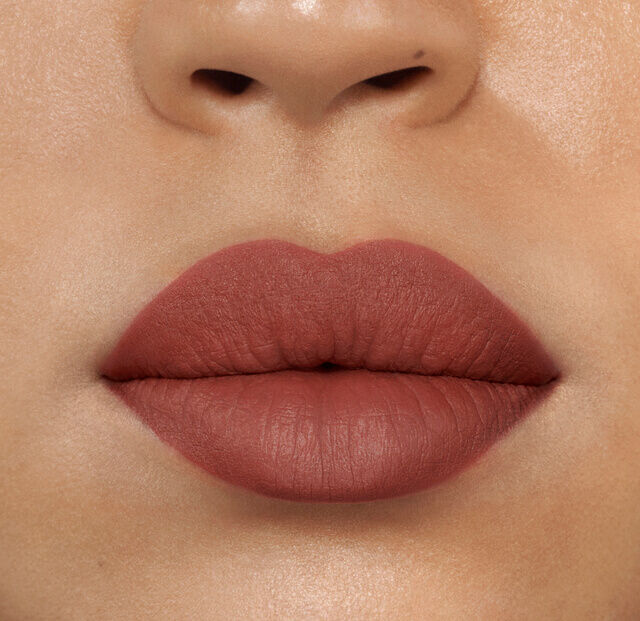 112A ROSE REVERIE swatch on lips