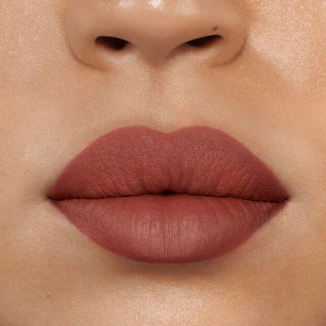 112A ROSE REVERIE swatch on lips