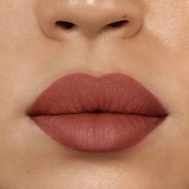 112A ROSE REVERIE swatch on lips