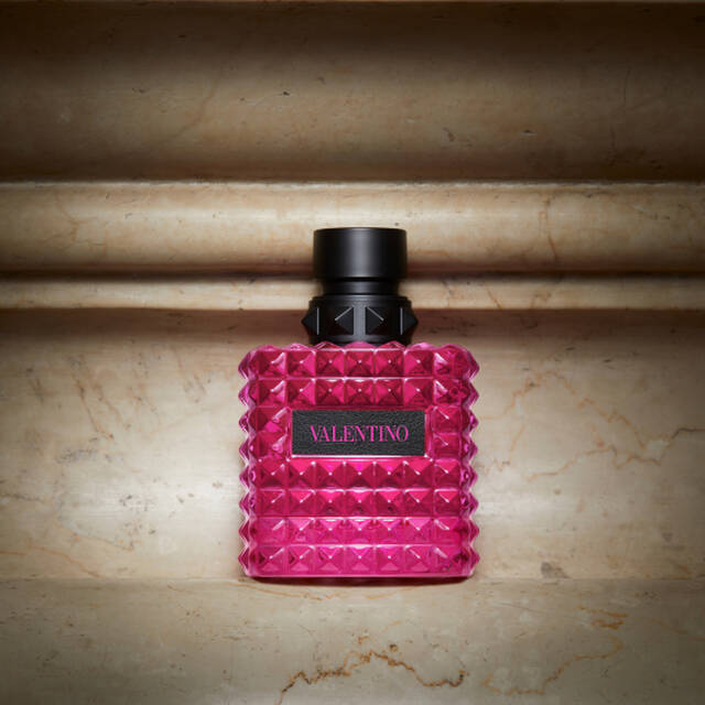 Donna Born in Roma Extradose Image